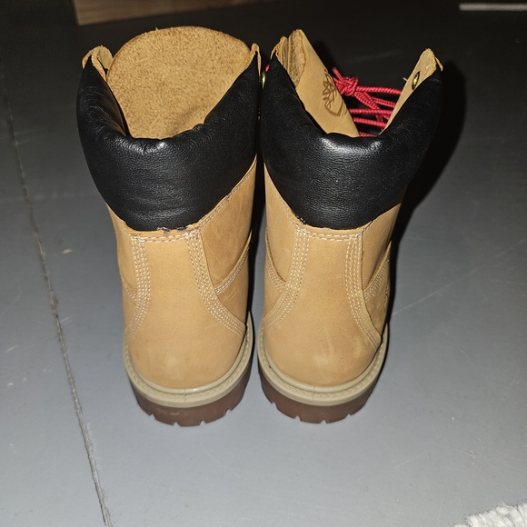 Timberland Women's Tan Boots with Red Laces - Picture 3 of 4
